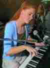 Im Studio an meinem Korg- Piano; Aufnahme des Songs Lord's Prayer, zum Vergr�ssern klicken